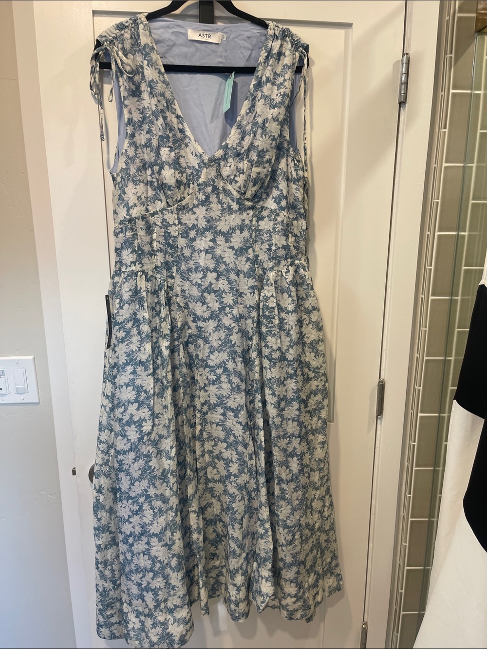 ASTR (by Anthropologie) Blue and White Floral Tie-Shoulder Midi Dress sz 1X $179